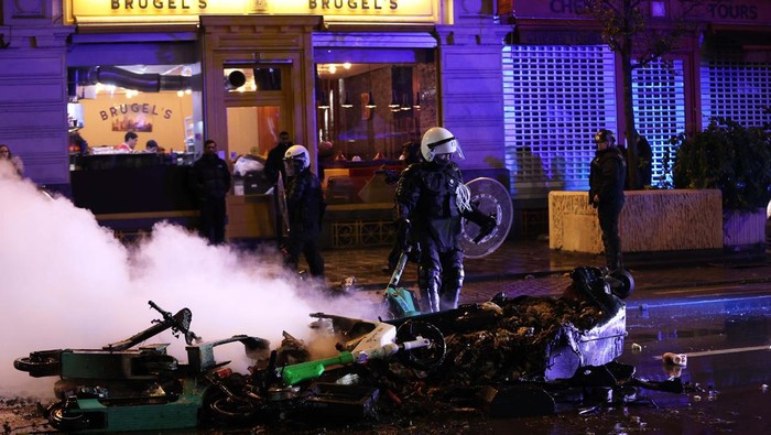 Potret Kerusuhan di Brussel Gegara Belgia Kalah dari Maroko BRUSSELS, BELGIUM - NOVEMBER 27: A view of streets after Morocco's victory over Belgium at the World Cup Qatar 2022 Group F football match, on November 27, 2022 in Brussels, Belgium. Security forces take measures to prevent tension. (Photo by Dursun Aydemir/Anadolu Agency via Getty Images)