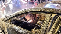 Sebuah mobil juga hangus terbakar.