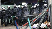 Polisi menangkap 12 orang dalam kerusuhan tersebut.
