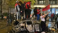 Walikota Brussel, Philippe Close, meminta para penggemar untuk tidak datang lagi ke pusat kota.