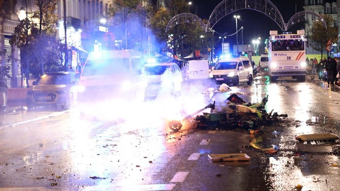 Potret Kerusuhan di Brussel Gegara Belgia Kalah dari Maroko BRUSSELS, BELGIUM - NOVEMBER 27: A view of streets after Morocco's victory over Belgium at the World Cup Qatar 2022 Group F football match, on November 27, 2022 in Brussels, Belgium. Security forces take measures to prevent tension. (Photo by Dursun Aydemir/Anadolu Agency via Getty Images)