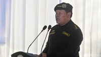 Penyerahan surpres Panglima TNI dikirim seiring masa pensiun Jenderal Andika pada 21 Desember mendatang. Merujuk Pasal 13 UU TNI, Presiden harus menunjuk nama penggantinya 20 hari sebelum panglima TNI lama pensiun.