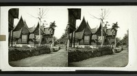 Dari Yogya, kita beralih ke Sumatera. Terlihat deretan rumah adat khas Bukittinggi.