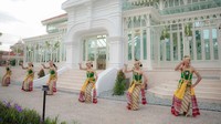 Pura Mangkunagaran secara resmi berdiri pada 1757, merupakan istana resmi Kadipaten Mangunagaran dan tempat kediaman para Adipati Mangkunagaran. Hingga saat ini pura tersebut dikenal sebagai salah satu pusat kebudayaan di Surakarta, seperti Akademi Seni Mangkunegaran Surakarta, Sanggar Tari Surya Sumirat, dan Pasinaon Dalang Mangkunegaran.