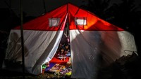 Warga terpaksa bertahan hidup di tenda-tenda pengungsian.  