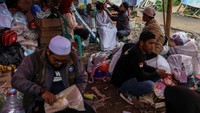 Tenda-tenda didirikan warga secara mandiri untuk mengungsi karena tidak memiliki tempat yang memadai.  