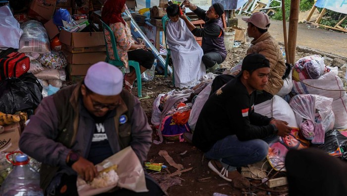 The villagers take shelter in a makeshift tent at a tea farm after Mondays earthquake hit in Cianjur, West Java province, Indonesia, November 26, 2022. The magnitude 5.6 quake killed hundreds of people, many of them children, and displaced tens of thousands. (Photo by Garry Lotulung/NurPhoto via Getty Images)