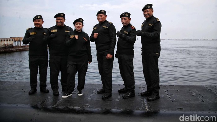 Ketua DPR Puan Maharani, Kapolri, KSAD, KSAU, menerima brevet kehormatan Hiu Kencana dari TNI AL. Mereka kini jadi warga kehormatan TNI AL.