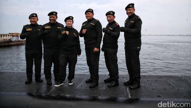 Ketua DPR Puan Maharani, Kapolri, KSAD, KSAU, menerima brevet kehormatan Hiu Kencana dari TNI AL. Mereka kini jadi warga kehormatan TNI AL.