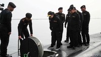 Upacara penyematan brevet dilakukan di dalam kapal selam milik TNI AL, KRI Alugoro-405 yang bersandar di Dermaga 100 Tanjung Priok.