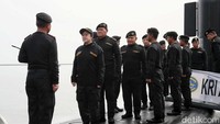 Sebelum memasuki KRI Alugoro-405, Puan bersama pejabat lain mendapat safety briefing dari perwakilan TNI AL, Kolonel Laut Widya Purwanda. Perempuan pertama yang menjabat sebagai Ketua DPR RI itu menjadi yang pertama masuk ke KRI Alugoro, kemudian disusul pejabat-pejabat lain.
