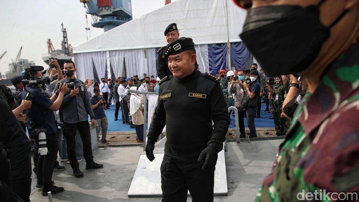 Ketua DPR Puan Maharani, Kapolri, KSAD, KSAU, menerima brevet kehormatan Hiu Kencana dari TNI AL. Mereka kini jadi warga kehormatan TNI AL.