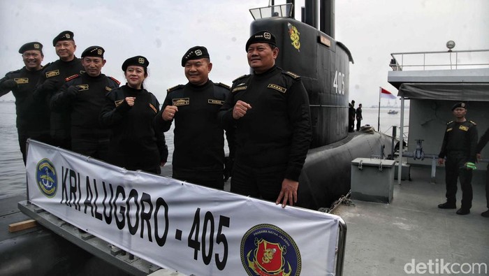 Potret Puan Hingga Kapolri dengan Brevet Kehormatan Hiu Kencana Ketua DPR Puan Maharani, Kapolri, KSAD, KSAU, menerima brevet kehormatan Hiu Kencana dari TNI AL. Mereka kini jadi warga kehormatan TNI AL.