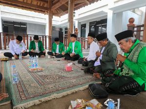Sowan ke KH Haris Shodaqoh, Mardiono Minta Nasihat-Doa untuk PPP