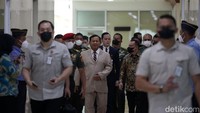 Prabowo saat tiba di ruang Komisi I DPR di kompleks Parlemen Senayan, Jakarta.