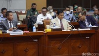 Menteri Pertahanan Prabowo Subianto (kiri) bersama Wamenkumham Edward Omar Sharif Hiariej (kanan) mengikuti Rapat Kerja (Raker) dengan Komisi I DPR di kompleks Parlemen Senayan, Jakarta, Senin (28/11/2022).