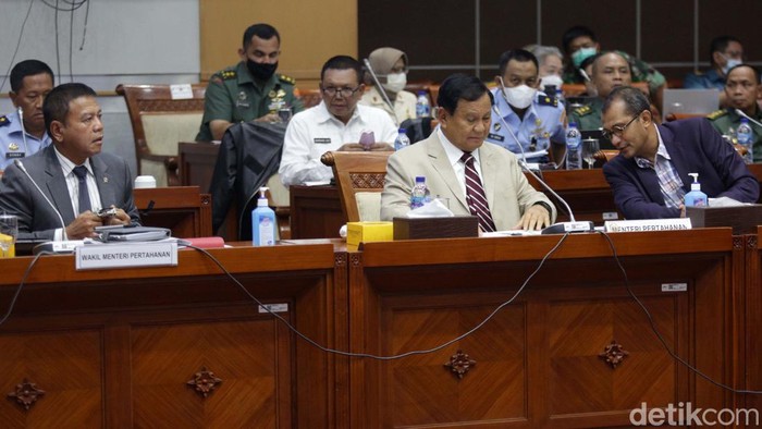 Prabowo-Komisi I DPR Bahas Kerjasama Pertahanan Indonesia-Fiji Menteri Pertahanan Prabowo Subianto menghaidir Raker dengan Komisi I DPR. Rapat tersebut membahas RUU Pengesahan Persetujuan Indonesia-Fiji.