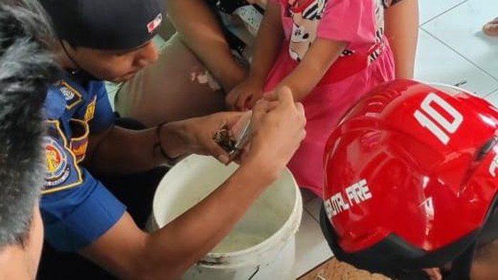 Proses evakuasi jari bocah yang tersangkut di lubang kunci, di Kabupaten Bogor.