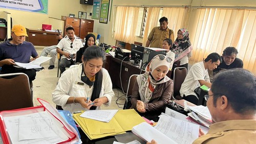 Proses penyerahan data lahan dari warga lingkar KEK Mandalika, Senin (28/11/2022). (Foto: Ahmad Viqi/detikBali)