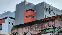 Rusun tersebut tidak jauh dari kawasan Kota Tua, Jakarta. Sekitar 100 meter menuju Museum Bahari dan 900 meter menuju kawasan Kota Tua dan Museum Fatahillah, Jakarta.
