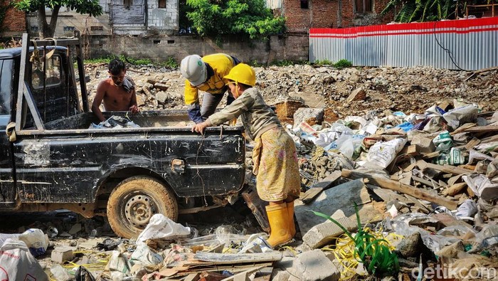 Para pekerja menyelesaikan proyek pembangunan rumah susun di Jalan Tongkol, Jakarta Utara, Senin (28/11/2022). Diharapkan, proyek ini akan selesai pada akhir tahun ini.
