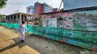 Para pekerja menyelesaikan proyek pembangunan rumah susun di Jalan Tongkol, Jakarta Utara, Senin (28/11/2022).