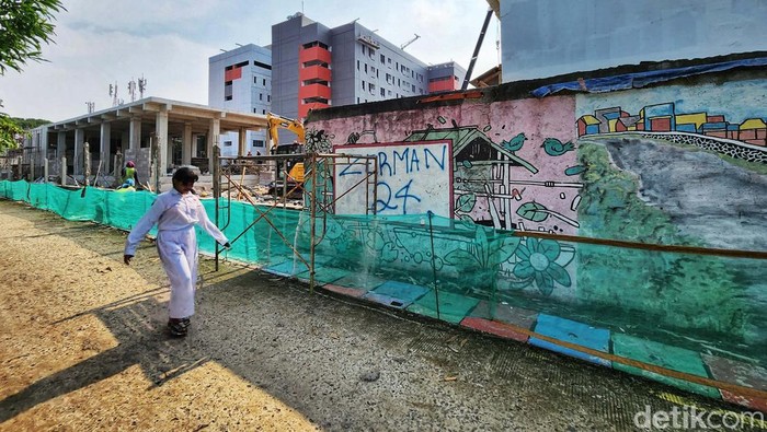 Proyek Pembangunan Rusun Jalan Tongkol Jakarta Para pekerja menyelesaikan proyek pembangunan rumah susun di Jalan Tongkol, Jakarta Utara, Senin (28/11/2022). Diharapkan, proyek ini akan selesai pada akhir tahun ini.