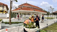 Selain air mancur, di taman itu memiliki bangunan utama yang disebut sebagai Pracimasana. Dulu bangunan itu merupakan tempat untuk jamuan teh dan kopi hasil dari perkebunan milik Mangkunegaran yang tersebar di Karanganyar dan Wonogiri. 