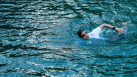 Dalam kunjungannya tersebut, Sandiaga dan Usman menyempatkan diri berenang dan mengayuh perahu kayak di sekitar Gugusan Pulau Tawale.