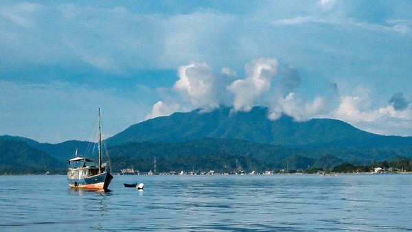 Maluku Utara tidak hanya dianugerahi dengan pemandangan permukaan laut yang indah dihiasi dengan gugusan kepulauan dan gunung, namun juga dilengkapi dengan keindahan bawah laut yang mempesona.