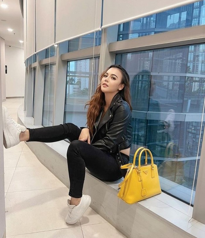 Sah Menikah Lagi, Pose Ratu Rizky Nabila Dinner  Hingga Hangout di Kafe