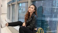 Ratu Rizky Nabila berharap bahwa Ibrahim akan menjadi pasangan terakhirnya hingga maut memisahkan. Karena Allah, Takdir Allah, dan tidak ada yang memisahkan kita hanya Allah s.w.t, tulis Ratu Rizky Nabila dalam Instagramnya. Foto: Instagram/raturn