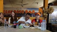 Ratu Rizky Nabila juga senang kulineran. Pada salah satu cara dirinya terlihat asyik makan bakso bersama Hotman Paris. Foto: Instagram/raturn