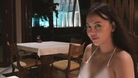 Makan malam di restoran-restoran enak menjadi jadwal rutinitas yang dilakukannya. Menggunakan pakaian berwarna putih, dirinya tampil anggun menikmati makan malamnya. Foto: Instagram/raturn