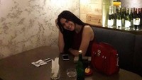 Ratu Rizky Nabila seringkali menghabiskan malamnya untuk hangout di bar. Walaupun pakaiannya sederhana tetapi Ratu Rizky Nabila tetap tampil kece dengan gaya yang santai. Foto: Instagram/raturn