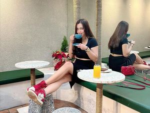 Sah Menikah Lagi, Pose Ratu Rizky Nabila Dinner Hingga Hangout di Kafe