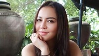 Ketika cuaca sedang panas, Ratu Rizky Nabila memilih minuman dingin untuk dinikmati. Segelas es kopi latte yang manis dihabiskannya untuk mendinginkan tubuhnya yang kepanasan. Foto: Instagram/raturn