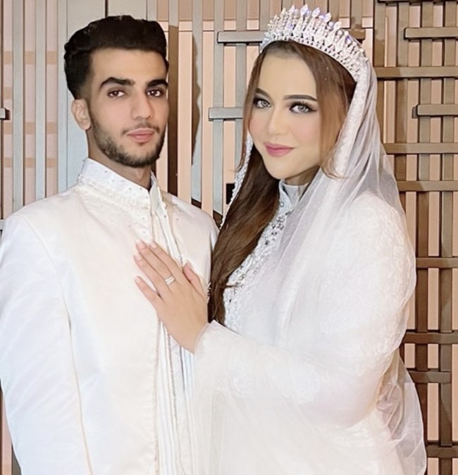 Selanjutnya ada Ratu Rizky Nabila yang pernah menikah dengan pria asal Libya yang bernama Ibrahim. Hanya dua hari setelah menikah Ratu memilih untuk menggugat cerai suaminya itu. Pasalnya Ibrahim dituding telah berbohong mengenai pekerjaannya. Foto: instagram