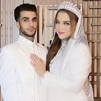 Selanjutnya ada Ratu Rizky Nabila yang pernah menikah dengan pria asal Libya yang bernama Ibrahim. Hanya dua hari setelah menikah Ratu memilih untuk menggugat cerai suaminya itu. Pasalnya Ibrahim dituding telah berbohong mengenai pekerjaannya. Foto: instagram