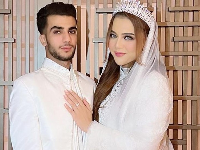 Sah Menikah Lagi, Pose Ratu Rizky Nabila Dinner  Hingga Hangout di Kafe