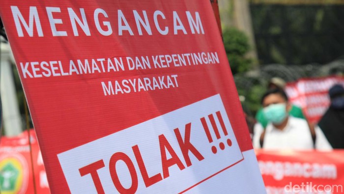 Ratusan tenaga kesehatan dari berbagai ikatan profesi berunjuk rasa di depan Gedung DPR, Jakarta. Mereka menolak Omnibus Law dalam bidang kesehatan.