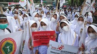 Ada juga yang dari Indonesia loh. Ratusan tenaga kesehatan dari berbagai ikatan profesi berunjuk rasa di depan Gedung DPR, Jakarta pada tanggal 28 November 2022. Mereka menolak Omnibus Law dalam bidang kesehatan. Beberapa organisasi profesi yang terlibat mulai dari dokter, bidan dan apoteker.  (Ari Saputra/Detikcom)