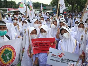 Ratusan Nakes Geruduk Gedung DPR