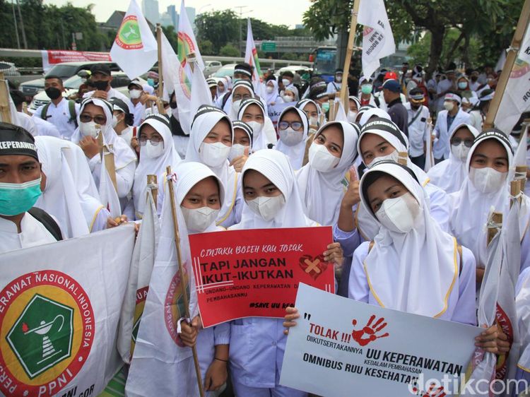 Ratusan Nakes Geruduk Gedung DPR