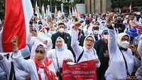 Massa membawa sejumlah spanduk dan poster tuntutan, meneriakkan yel-yel, berorasi dan membawa bendera organisasi masing-masing.