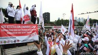 Perwakilan demonstran berorasi.