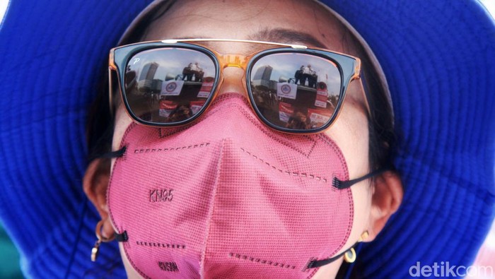 Ratusan tenaga kesehatan dari berbagai ikatan profesi berunjuk rasa di depan Gedung DPR, Jakarta. Mereka menolak Omnibus Law dalam bidang kesehatan.