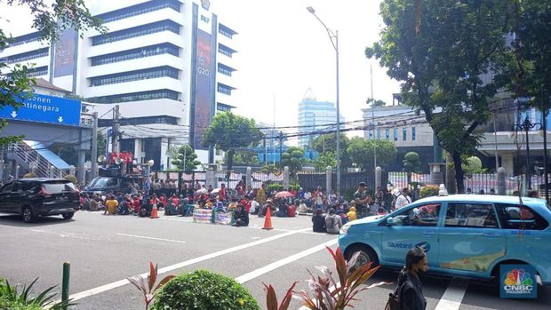 Ratusan petani tembakau menggeruduk kantor Kementerian Keuangan di Jakarta Pusat, Senin (28/11/2022). (CNBC Indonesia/ Arrijal Rachman)