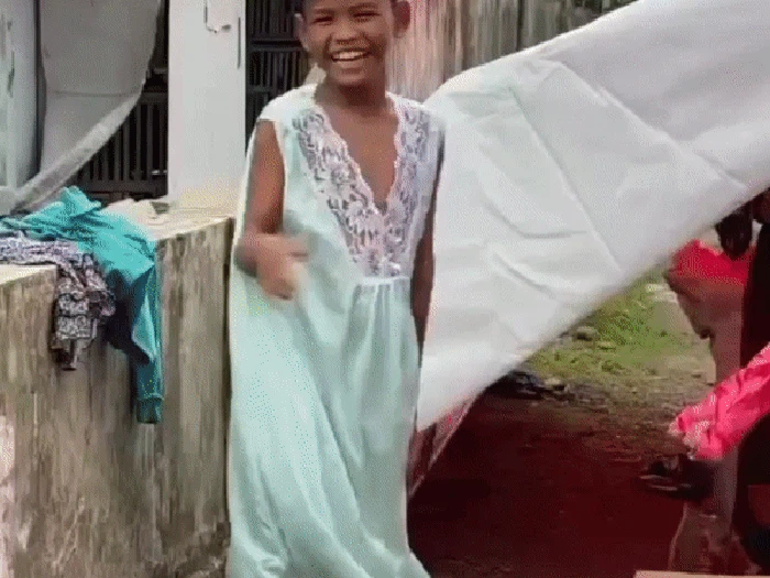 Raut wajah tertawa dalam video viral pengungsi laki-laki kenakan pakaian perempuan