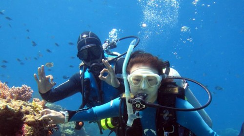 Potret kegiatan snorkeling di Bali.